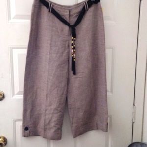 White House Black Market Crop Leg Capri size 6